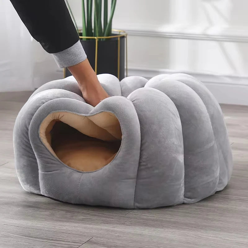 Pumpkin-Shaped Enclosed Cat Bed